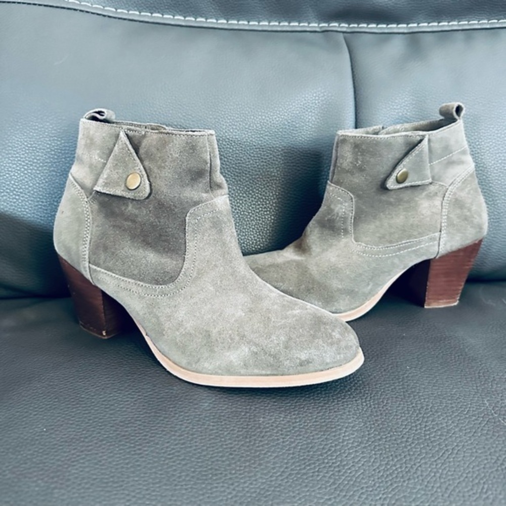 GUC Diba real suede booties in gray with a 2.75” heel, zipper and pull tag 8.5